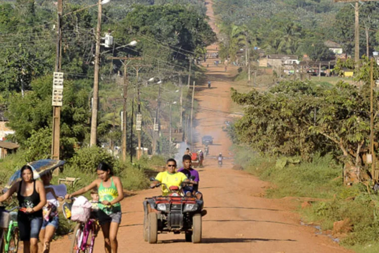 
	Rua que corta a Transamaz&ocirc;nica em Altamira: n&atilde;o poder&aacute; haver interven&ccedil;&atilde;o em terras ind&iacute;genas nem quilombolas, ou bens culturais acautelados &ndash; locais de valor art&iacute;stico, hist&oacute;rico, arquel&oacute;gico ou paisag&iacute;stico.
 (Valter Campanato/ABr)