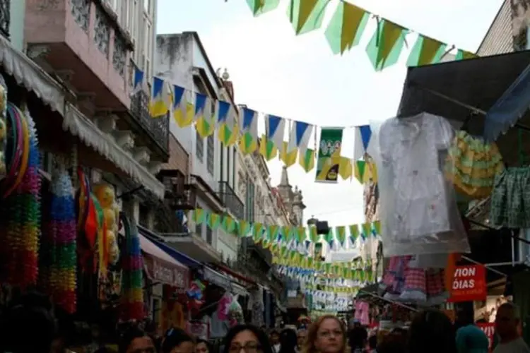 
	Ruas do Saara, no centro do Rio: materiais inflam&aacute;veis vendidos nas lojas, como artigos de papelaria e fantasias de Carnaval, ajudaram na propaga&ccedil;&atilde;o do fogo
 (Camila Marchon/Veja Rio)