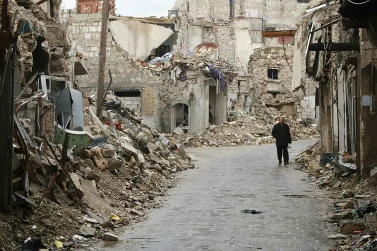 
	Aleppo: deste local, as for&ccedil;as controlam uma das vias de provis&otilde;es no norte de Aleppo
 (Hosam Katan/Reuters)