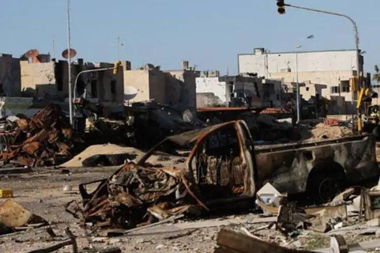 Rua destruída em Trípoli, na Líbia. (Chris Hondros/Getty Images)