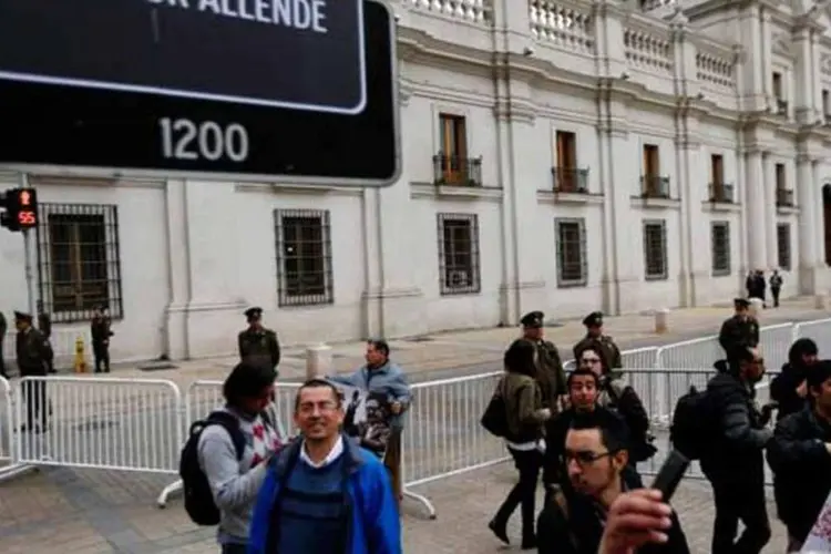 Rua Salvador Allende em Santiago, no Chile (Reuters)