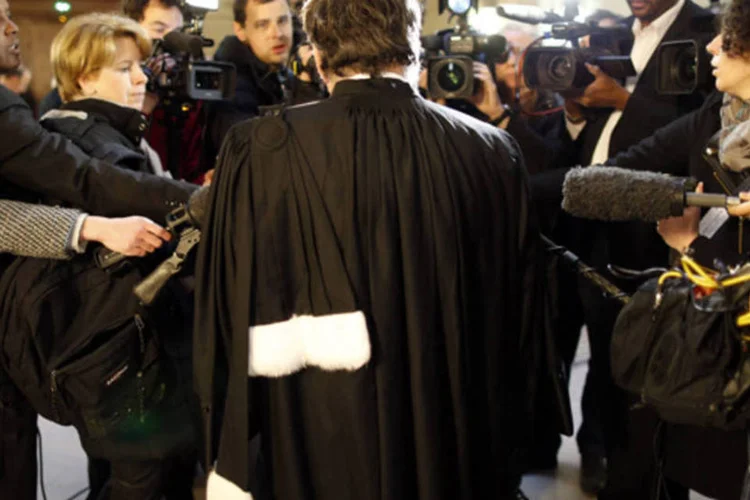 Advogado conversa com a imprensa em julgamento: França demorou mais tempo do que vizinhos como Bélgica, Suíça e Alemanha para levar à Justiça um suspeito morando no seu território (Charles Platiau/Reuters)