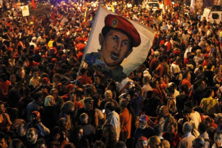 Venezuelanos tomam as ruas de Caracas após o anúncio da morte do presidente Hugo Chávez (REUTERS/Carlos Garcia Rawlins)