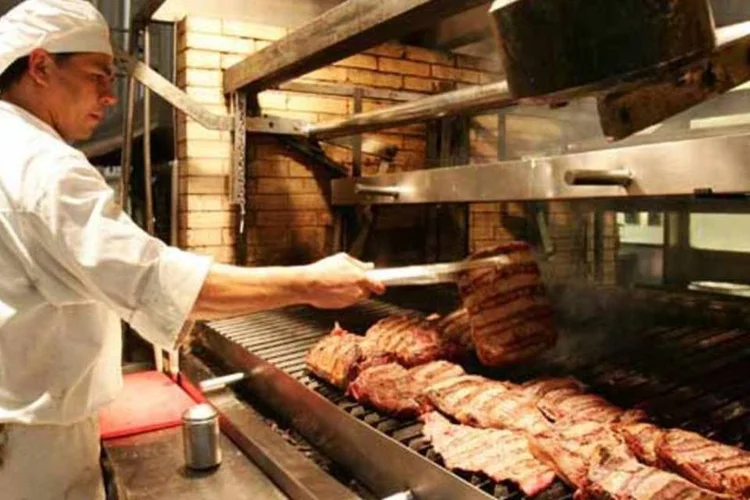 Cozinheiro na churrasqueira do Baby Beef Rubaiyat: fundo espanhol Mercapital compra 70% da rede por 46 milhões de euros (Fernando Moraes / VEJA SP)