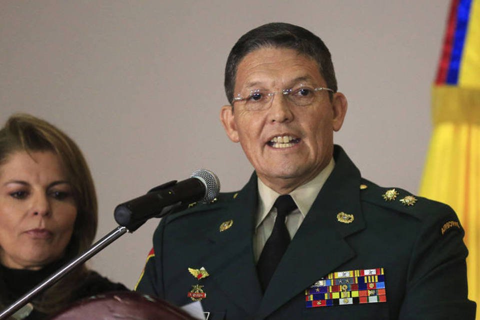 General colombiano libertado pelas Farc renuncia ao cargo