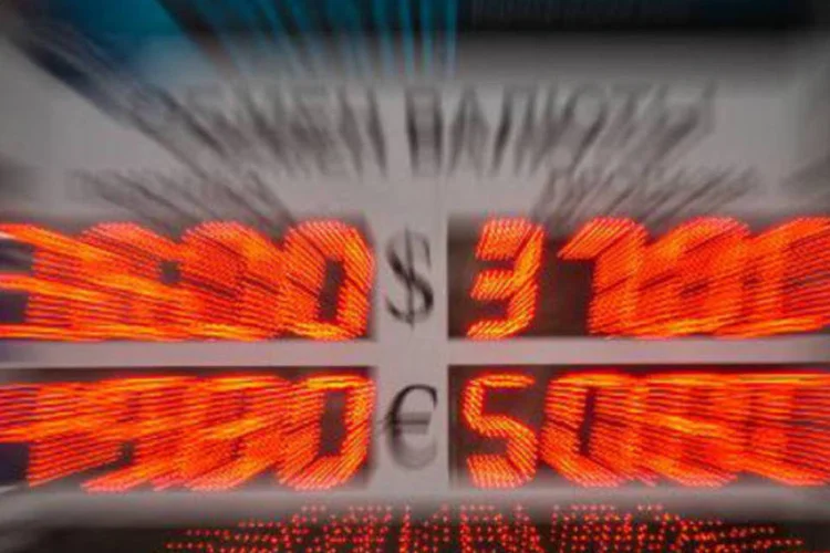 Painel com cotação do rublo russo e do dólar: bolsa de Moscou chegou a cair mais de 13% na sessão (Dmitry Serebryakov/AFP)