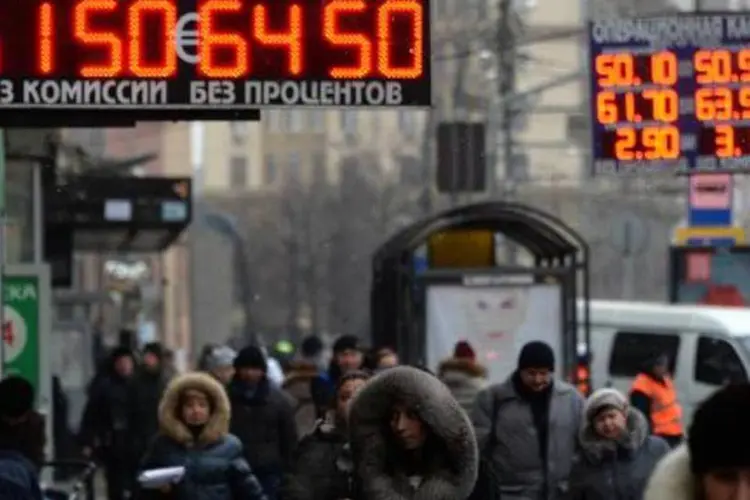 Casas de câmbio no centro de Moscou: queda da moeda russa se acentuou dramaticamente nesta terça-feira com uma desvalorização de mais de 20% (Vasily Maximov/AFP)