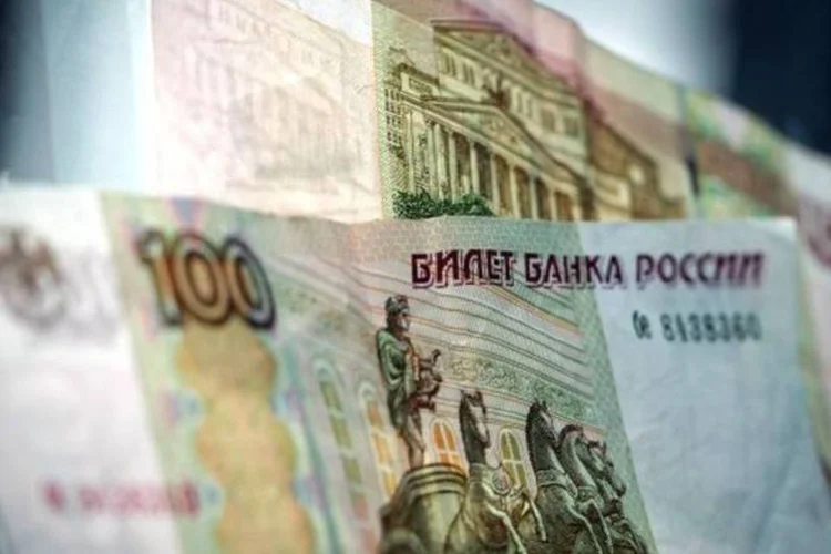 
	Rublo: institui&ccedil;&atilde;o quer mudar para a flutua&ccedil;&atilde;o livre at&eacute; o in&iacute;cio do pr&oacute;ximo ano, mas a desvaloriza&ccedil;&atilde;o de 6% do rublo neste ano j&aacute; levou o ministro da Economia, Alexei Ulyukayev, a pedir um adiamento
 (Bloomberg)