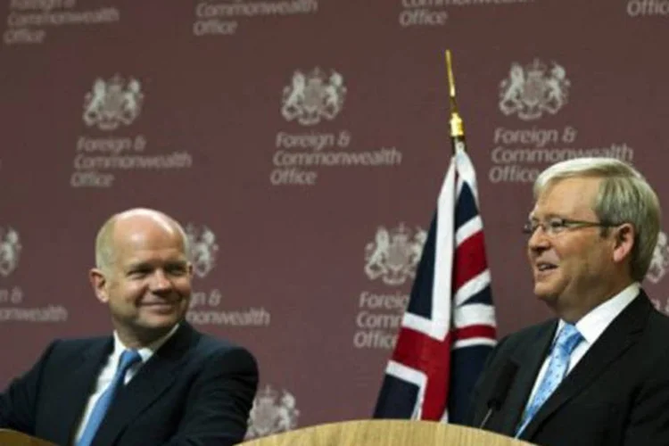 "É preciso enviar uma mensagem ao povo do Irã, às elites políticas do Irã e ao governo do Irã de que sua conduta é globalmente inaceitável", disse Rudd após se reunir com Hague
 (Adrian Dennis/AFP)
