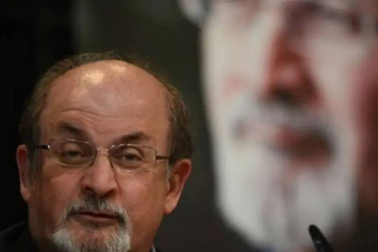 
	O escritor brit&acirc;nico de origem indiana Salman Rushdie: radicais do Ir&atilde; pediram sua morte por supostamente blasfemar contra o Isl&atilde; e o profeta Maom&eacute; em seu livro
 (Johannes Eisele/AFP)