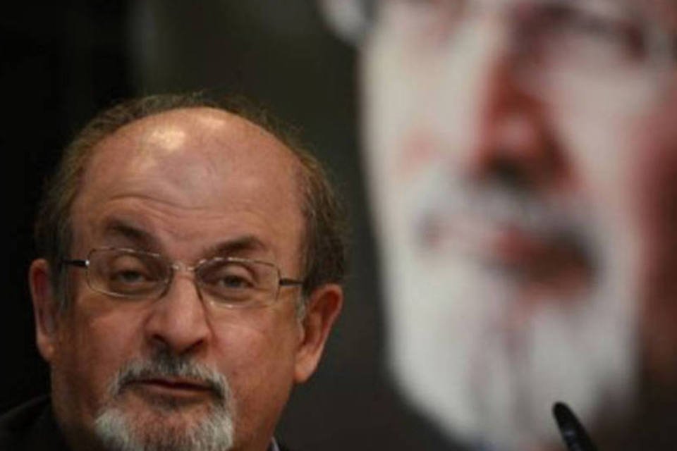 Rushdie: redes sociais teriam aumentado o perigo da fatwa