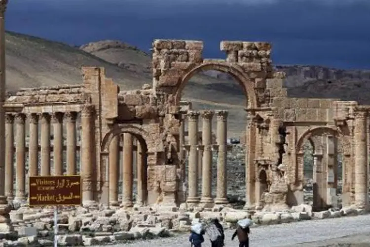 Sírios caminham pelas ruínas de Palmira: os jihadistas, que iniciaram a ofensiva em Palmira em 13 de maio, estão nas imediações da cidade (Joseph Eid/AFP)