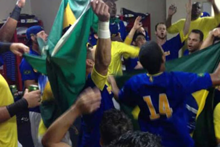 Atletas do Brasil festejando no vestiário depois da partida: país é considerado zebra no mundial (Reprodução/Facebook da Seleção Brasileira de Beisebol)