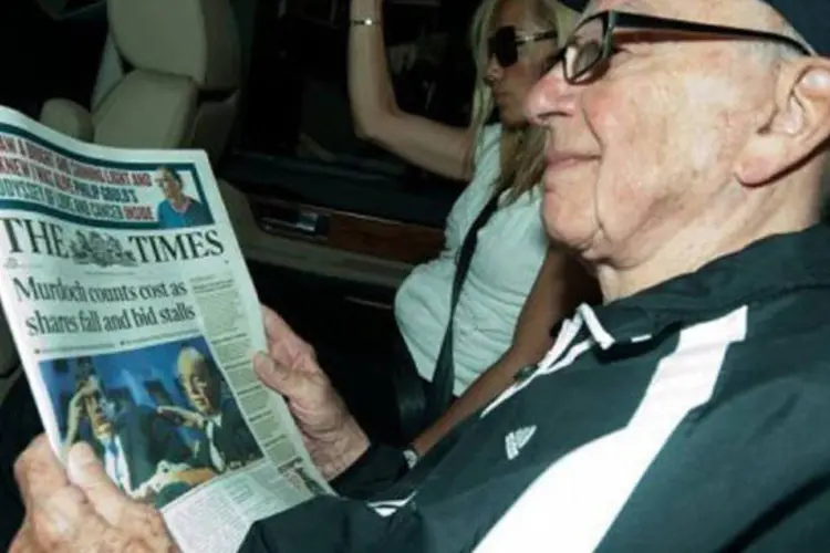 O escândalo causou uma grande controvérsia no Reino Unido, levando ao magnata da imprensa Rupert Murdoch a retirar sua oferta pela compra das ações do BSkyB (AFP)