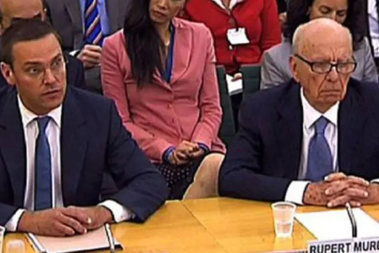 James Murdoch e seu pai durante a comissão do Parlamento britânico (AFP)