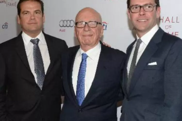 Rupert Murdoch (C), seu filho Lachlan (E) e James Murdoch: há muitos anos a imprensa especulava sobre qual dos seis filhos comandaria as empresas (Jason Kempin/AFP)