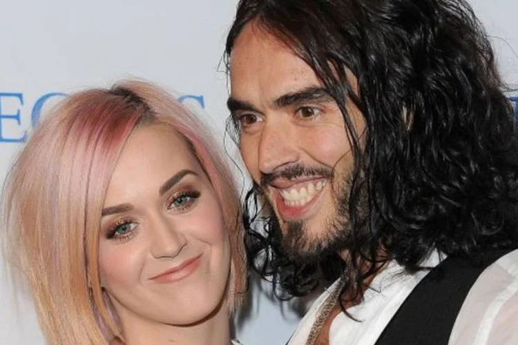 Segundo a 'People', o casal foi fotografado nos últimos dias sem suas alianças e os rumores apontavam que passariam o Natal separados: Katy no Havaí e Brand no Reino Unido (Jason Merritt/Getty Images)