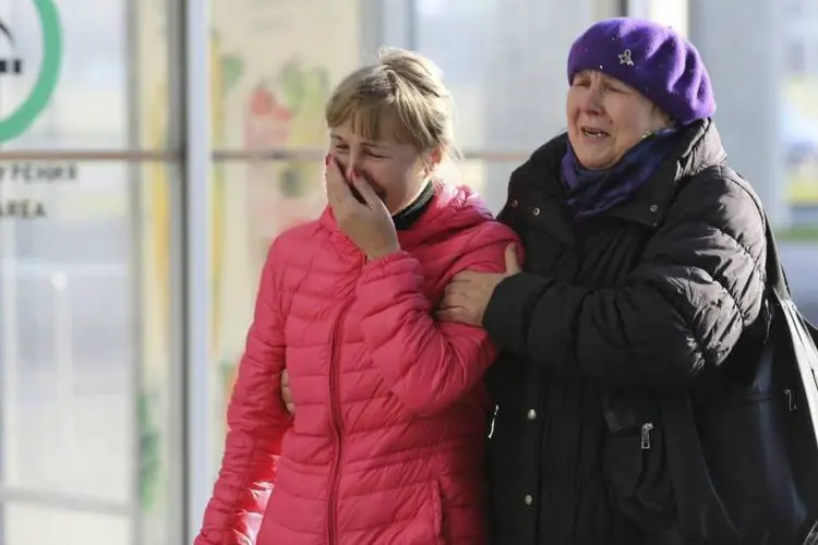 
	Mulheres choram ap&oacute;s queda de avi&atilde;o de companhia russa: acidente n&atilde;o deixou sobreviventes
 (REUTERS/Peter Kovalev)