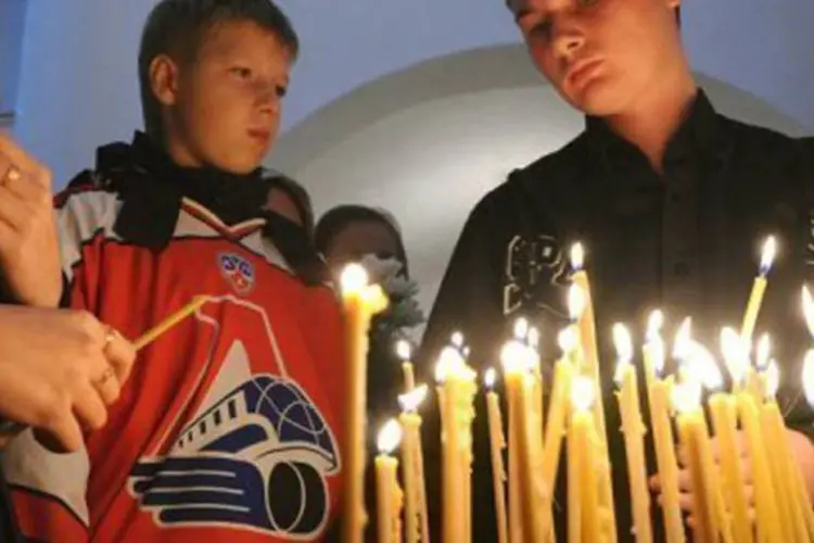 Torcedores do Lokomotiv comparecem a funeral de vítimas da tragédia que, em sua maioria, eram da equipe de hóquei no gelo que viajava para disputar uma partida  (Alexander Nemenov/AFP)