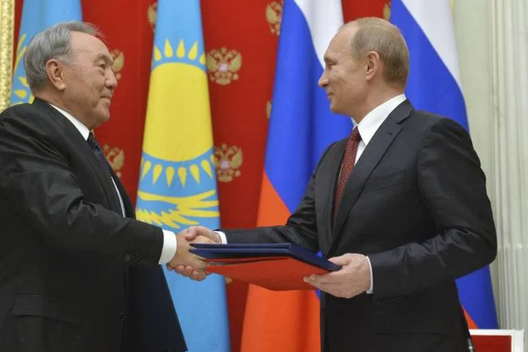 Vladimir Putin, presidente da Rússia, e Nursultan Nazarbayev, presidente do Cazaquistão (Reuters)