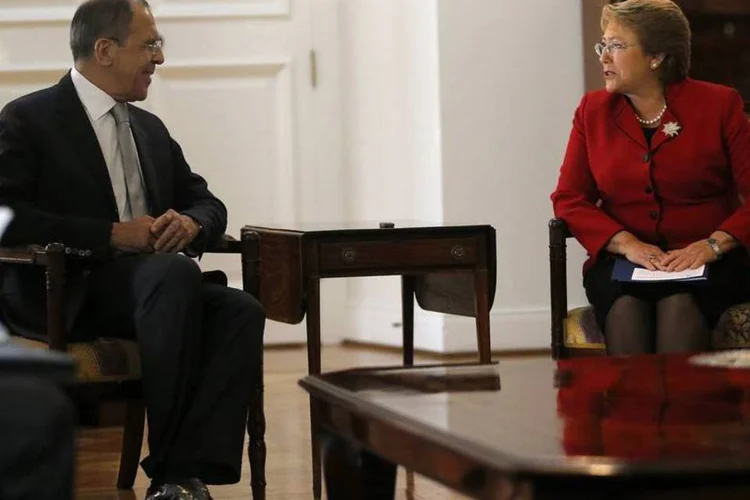 O ministro das Relações Exteriores da Rússia, Sergei Lavrov, e a presidente chilena, Michelle Bachelet: Lavrov faz viagem à América Latina (Ivan Alvarado/Reuters)