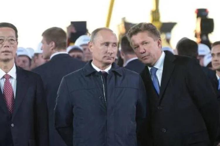 O presidente russo, Vladimir Putin, o vice-primeiro-ministro chinês, Zhang Gaoli, e o CEO da Gazprom, Alexei Miller, anunciam a construção do gasoduto (Alexey Nikolsky/AFP)