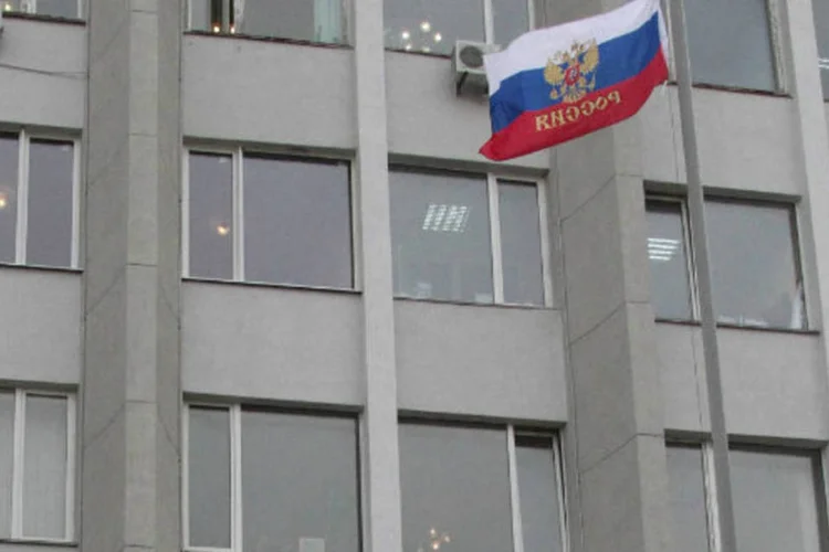 
	Bandeira russa em frente a pr&eacute;dio administrativo na regi&atilde;o da Crimeia: alian&ccedil;a ocidental disse que Moscou est&aacute; amea&ccedil;ando a paz e a seguran&ccedil;a na Europa
 (Stringer/Reuters)