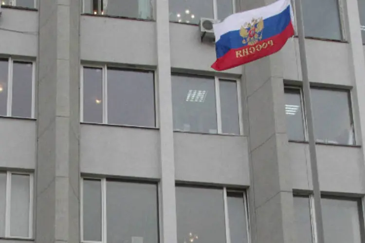 
	Bandeira russa em frente a pr&eacute;dio administrativo na Crimeia:&nbsp;companhias privadas ucranianas registradas legalmente n&atilde;o ter&atilde;o problemas, disse vice-primeiro-ministro
 (Stringer/Reuters)