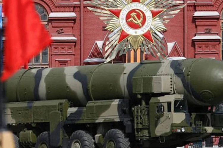 Desfile militar em Moscou : Washington dispõe de 882 projéteis contra 521 de Moscou (Yuri Kadobnov/AFP)