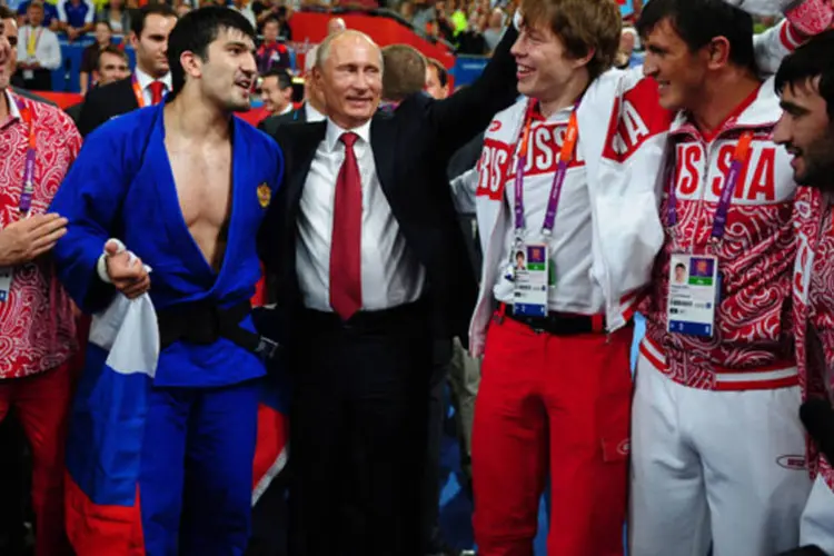 O presidente russo, Vladimir Putin (C), celebra vitória no no judô: o país surpreendeu ao conquistar suas três primeiras medalhas de ouro na modalidade (Laurence Griffiths//Getty Images)