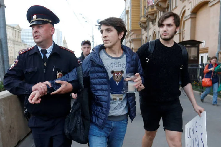 
	R&uacute;ssia: &quot;Os policiais nos detiveram e em seguida nos colocaram em seu carro por (termos feito) uma &#39;a&ccedil;&atilde;o n&atilde;o autorizada&#39;&quot;
 (Maxim Zmeyev / Reuters)