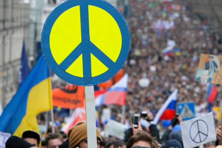 
	Russos protestam contra interven&ccedil;&atilde;o do pa&iacute;s na Crimeia em Moscou: &quot;G8 representa um certo sistema de valores, raz&atilde;o pela qual a R&uacute;ssia n&atilde;o pode participar&quot;, disse a fonte
 (REUTERS/Maxim Shemetov)