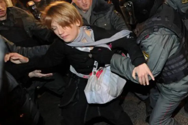 Os soldados antidistúrbios começaram as detenções quando os ativistas opositores tentaram romper o cordão policial em torno da CEC (Kirill Kudryavtsev/AFP)