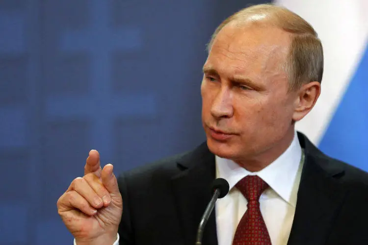 
	O presidente da R&uacute;ssia, Vladimir Putin: R&uacute;ssia n&atilde;o tem outra op&ccedil;&atilde;o que n&atilde;o reagir &agrave;s capacidades agressivas dos EUA, disse representante russo
 (Laszlo Balogh/Reuters)