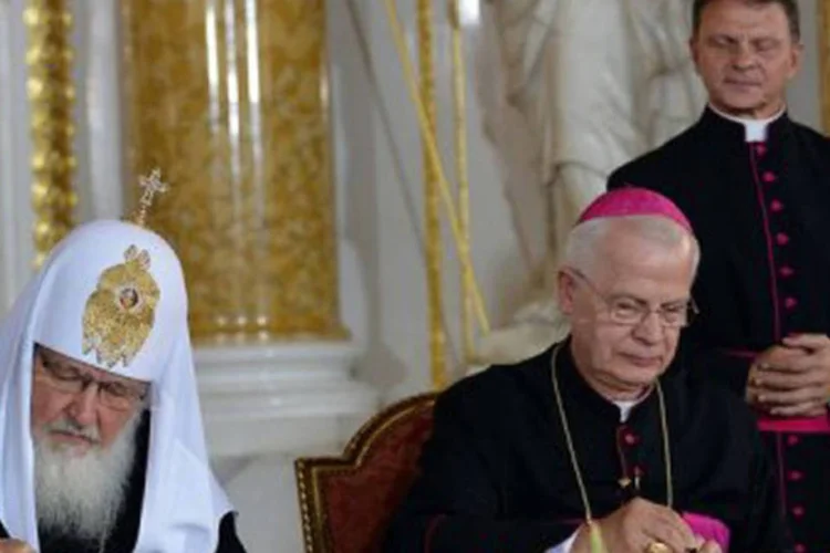 
	O patriarca ortodoxo russo Kirill e o arcebispo cat&oacute;lico Jozef Michalik assinam acordo: os signat&aacute;rios tamb&eacute;m prometem &quot;defender o direito &agrave; presen&ccedil;a da religi&atilde;o na vida p&uacute;blica&quot;
 (Janek Skarzynski/AFP)