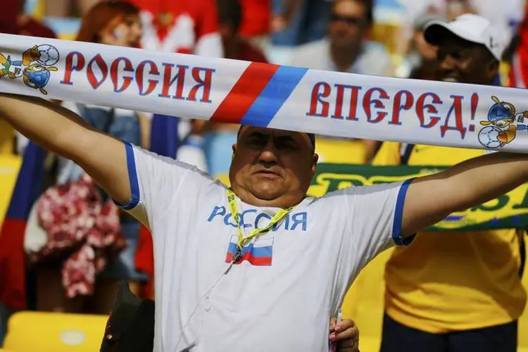 Torcedor russo durante partida contra a Bélgica no Maracanã (Pilar Olivares/Reuters)