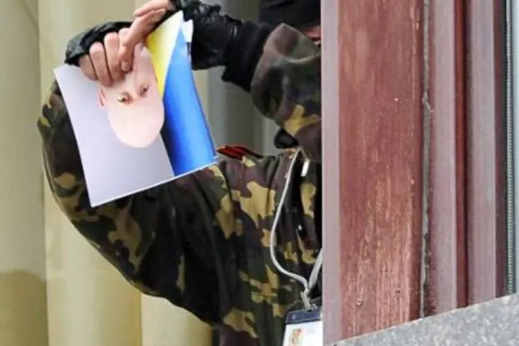 Ativista pró-Rússia rasga foto do presidente interino ucraniano, Olexander Turchynov: rebeldes prosseguiram nos últimos dias com a ampliação de seu domínio (Alex Inoy/AFP)