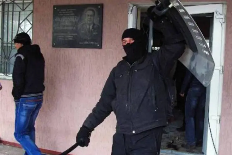 
	Miliciano pr&oacute;-R&uacute;ssia invade uma delegacia regional na Ucr&acirc;nia
 (Alexey Kravtsov/AFP)