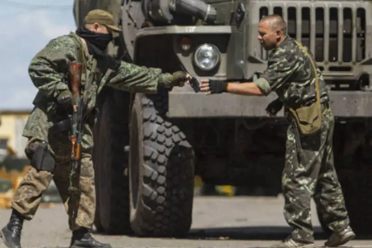 
	Rebeldes pr&oacute;-R&uacute;ssia em Donetsk, Ucr&acirc;nia: combates se recrudesceram
 (Shamil Zhumatov/Reuters)