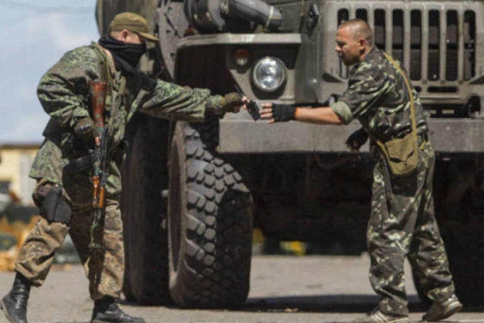 Expulsos de Slaviansk, rebeldes armam barricada em Donetsk