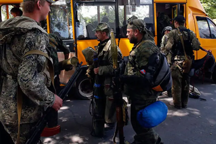 
	Militantes pr&oacute;-R&uacute;ssia embarcam em &ocirc;nibus para deixar suas posi&ccedil;&otilde;es no leste da Ucr&acirc;nia
 (REUTERS/Maxim Zmeyev)