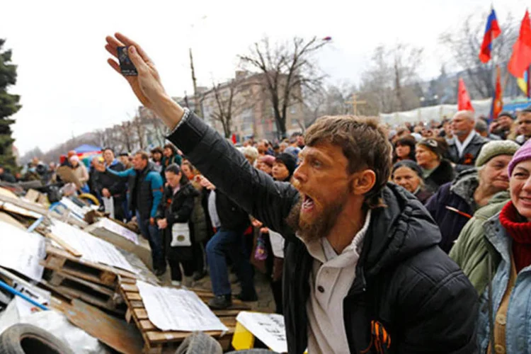
	Pr&oacute;-russos protestam na Ucr&acirc;nia: pa&iacute;s &eacute; mais do que nunca amea&ccedil;ado por guerra civil entre o leste de l&iacute;ngua russa e o centro e oeste voltados para a Europa
 (REUTERS/Shamil Zhumatov)