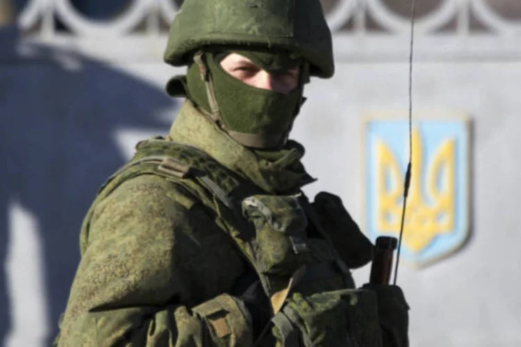 
	Homem armado, supostamente a servi&ccedil;o da R&uacute;ssia, monta guarda na Ucr&acirc;nia:&nbsp;suspens&atilde;o da coopera&ccedil;&atilde;o militar da Otan lembra a Guerra Fria, diz R&uacute;ssia
 (Shamil Zhumatov/Reuters)