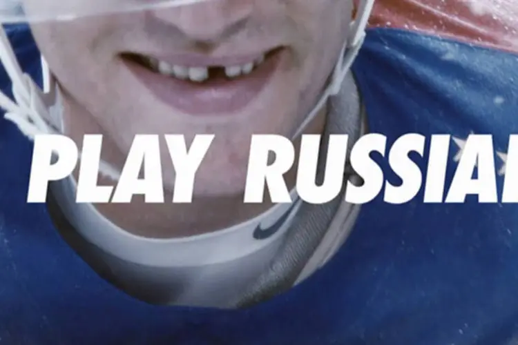 Campanha da Nike por esportes no inverno: com a assinatura “Play Russian”, o comercial mostra atividades de todo o tipo nas ruas glaciais do país (Reprodução)