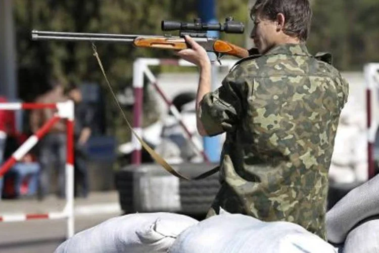 Ativista pró-russo em posto de controle em Slaviansk, no dia 26 de abril de 2014  (AFP/ Max Vetrov)