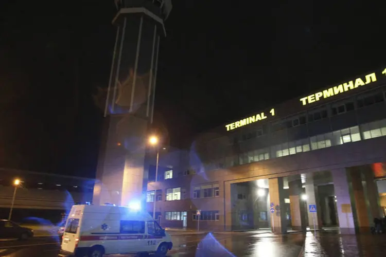 Ambulância é vista ao lado de fora do principal prédio do Aeroporto de Kazan, onde aconteceu acidente com Boeing 737 da companhia Tatarsan (REUTERS/Yegor Aleev)