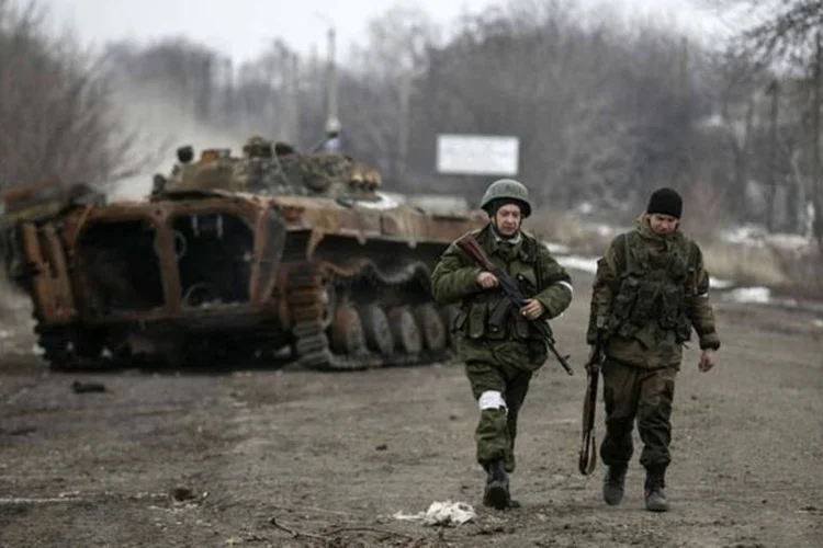 
	Separatistas pr&oacute;-R&uacute;ssia na frente de um ve&iacute;culo blindado destru&iacute;do, na Ucr&acirc;nia: Ocidente acusa a R&uacute;ssia de prover armas e tropas para os separatistas
 (REUTERS/Baz Ratner)