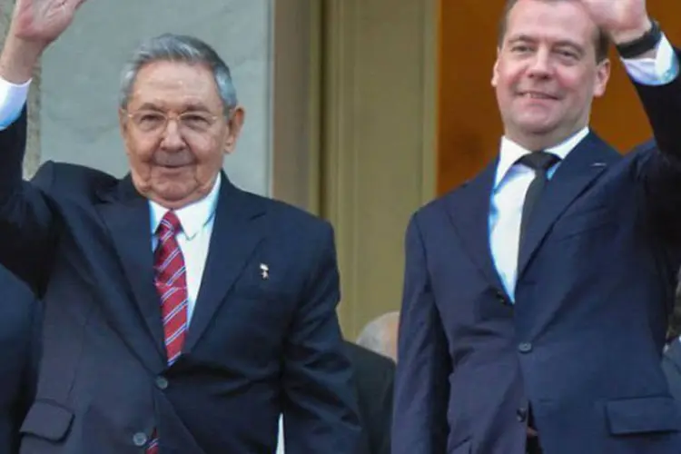 
	Medvedev (D) e o presidente cubano Raul Castro em Havana: o primeiro-ministro russo chegou na quinta-feira em visita oficial a Cuba
 (AFP / Adalberto Roque)