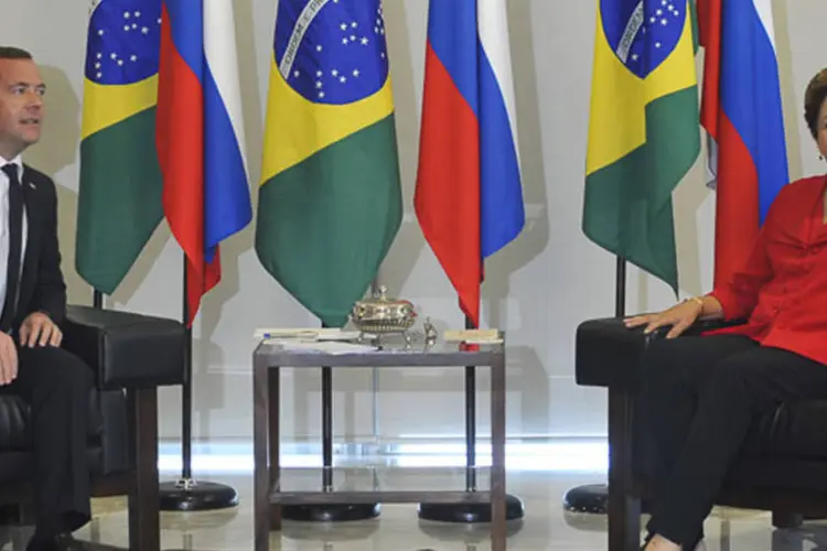 Presidenta Dilma recebe o primeiro-ministro da Rússia, Dmitri Medvedev: o Brasil e a Rússia também colocam, oficialmente, o segmento de defesa antiaérea como uma área de prioridade de investimentos e desenvolvimento conjunto. (Antonio Cruz/ABr)