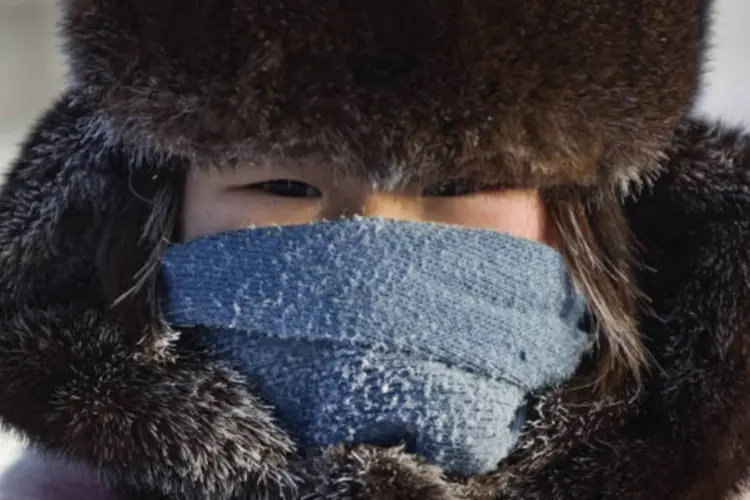 Menina enfrenta rigoroso frio na aldeia de Oymyakon, na República de Sakha, nordeste da Rússia (REUTERS / Maxim Shemetov)